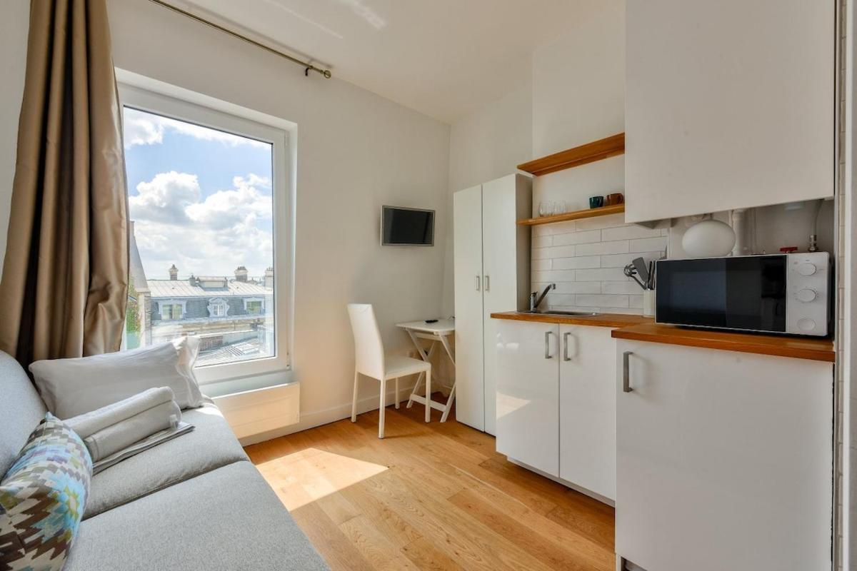 Apartment With A Panoramic View Of The Eiffel Tower