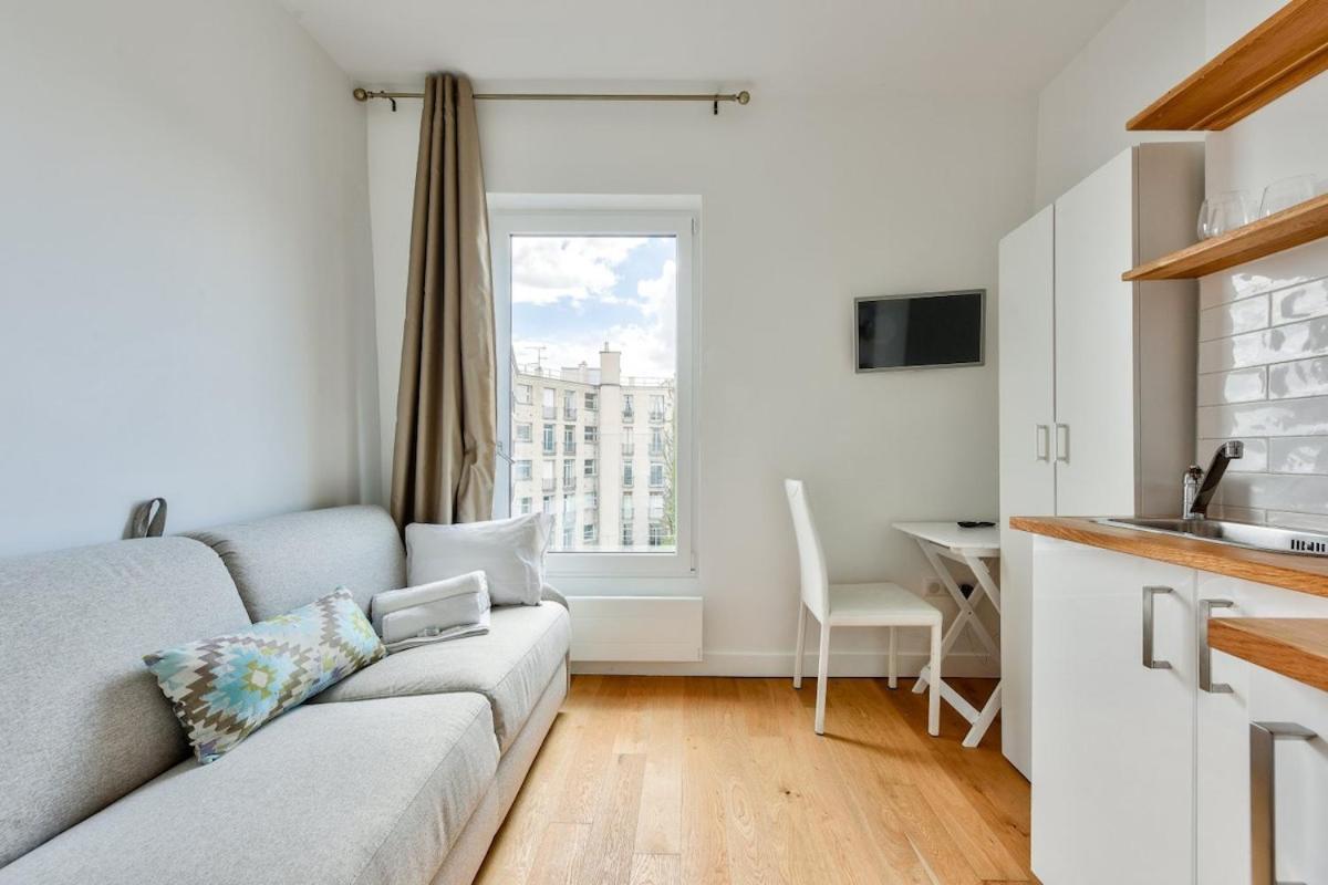 With A Panoramic View Of The Eiffel Tower Apartment *